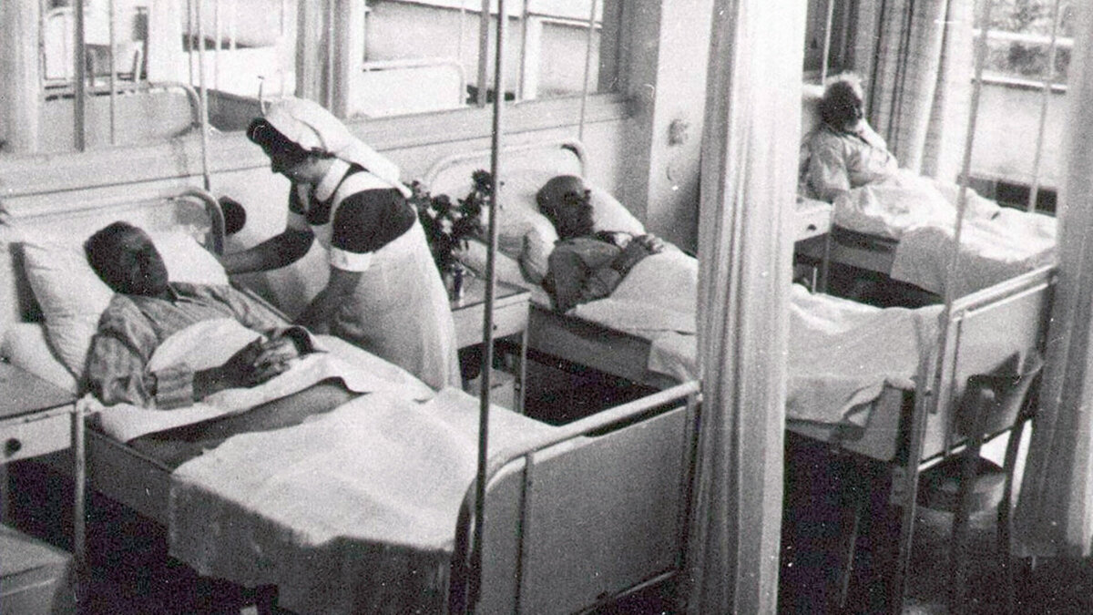 Verpleegzaal van het stadsziekenhuis Purmerend, circa 1940