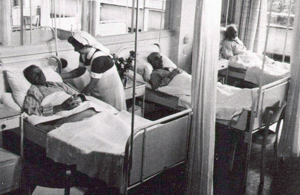 Verpleegzaal van het stadsziekenhuis Purmerend, circa 1940