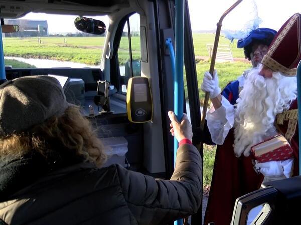 534951_20241201_Sinterklaas_met_Buurtbus_naar_Overleek00_02_57_17Still008---Omroep_PIM.jpg